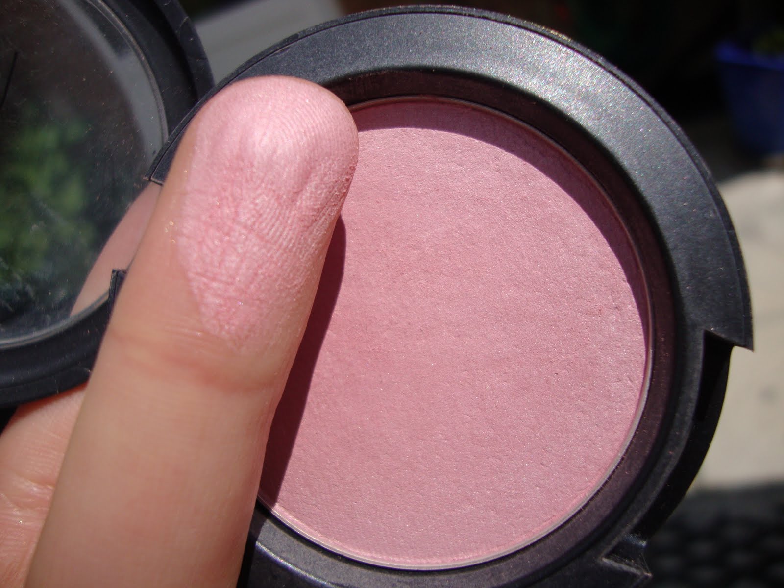 Re: anyone know a good light pink blush ... - BeautyTalk