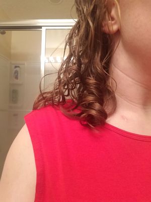 A couple ringlet curls but they are hard to see